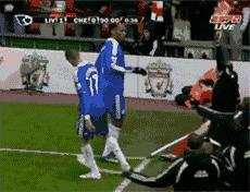 足球的搞笑时刻看完真笑死了,足球搞笑乌龙球gif