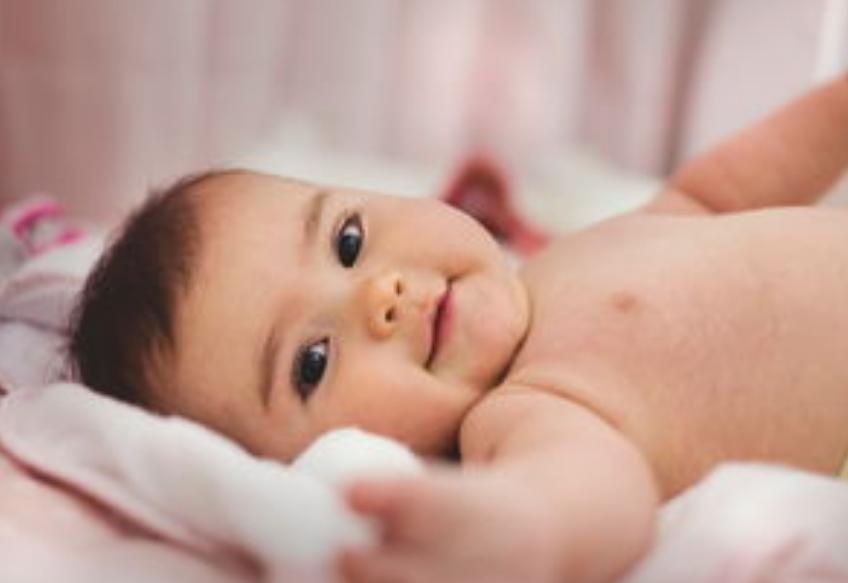 宝宝大便颜色绿是受惊吓了吗,宝宝大便颜色判断是否生病