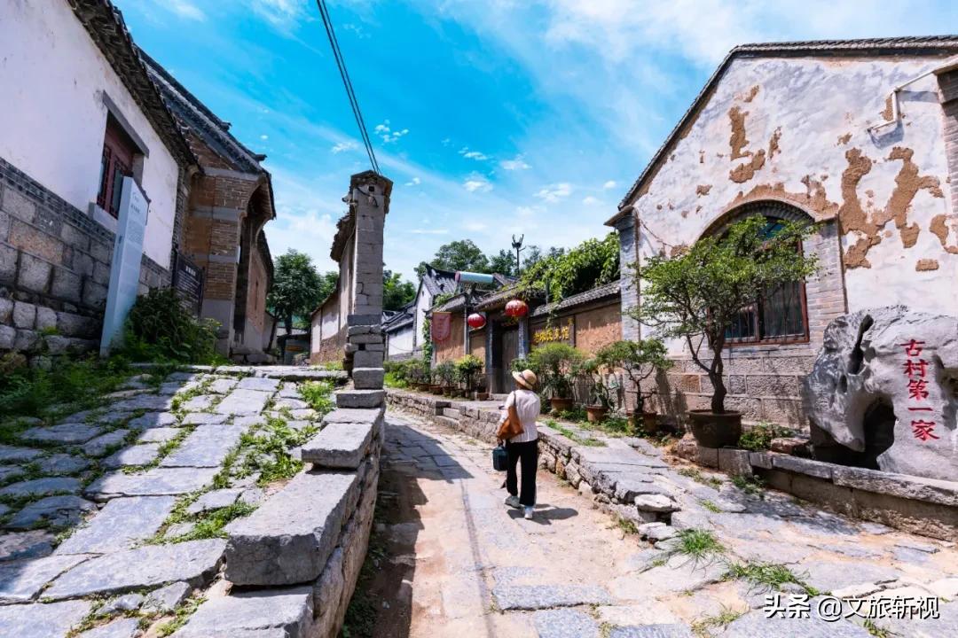 十年后再次走进朱家峪，被村里的几个摊煎饼的大妈纠缠着买煎饼