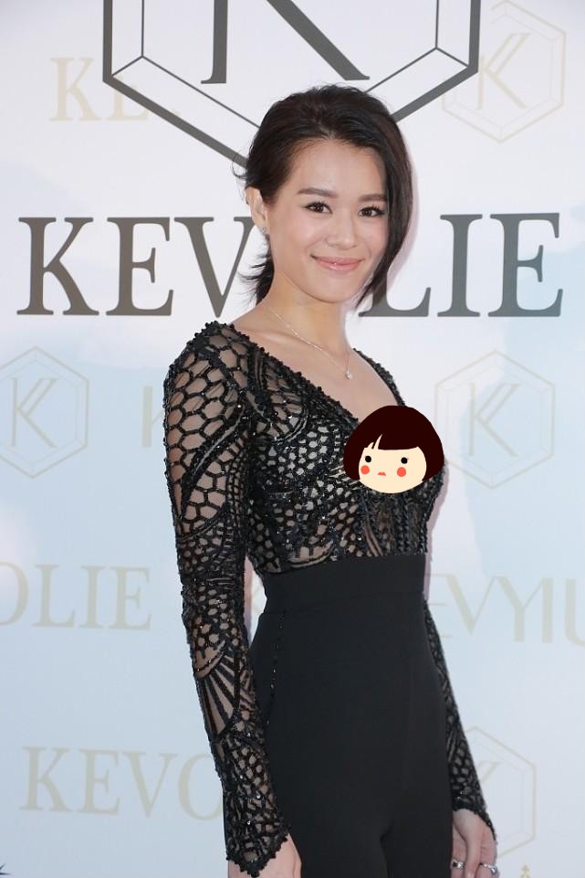 胡杏儿港风侧背头穿大红礼服,胡杏儿吊带裙图片