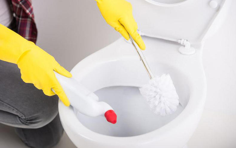 马桶被大便堵塞严重疏通小窍门,马桶老化怎么去除污垢小妙招