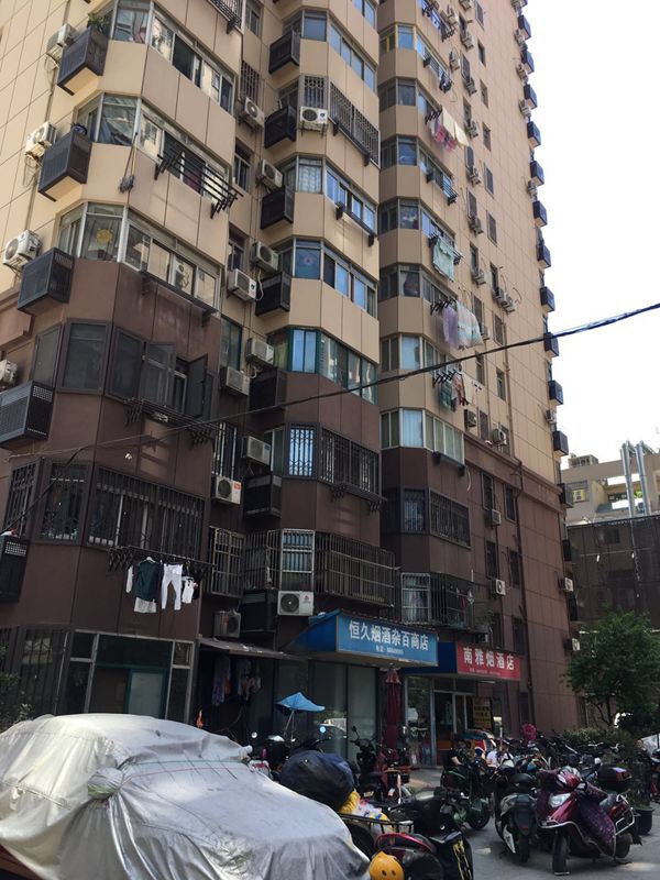 一路之隔房价相差8万多,一路之隔的房价相差几十万