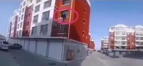 包头一女子患抑郁症，全身赤裸要跳楼自杀，民警徒手爬三楼救人