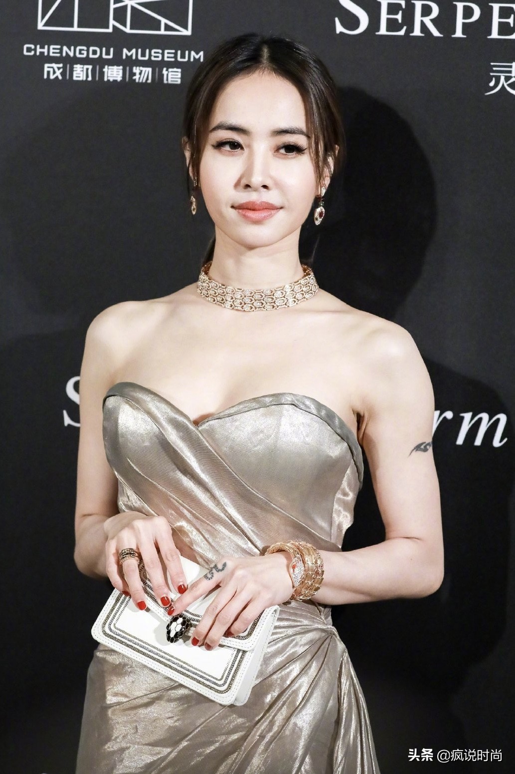 蔡依林又现身穿搭开叉裙,蔡依林露背波点连衣裙