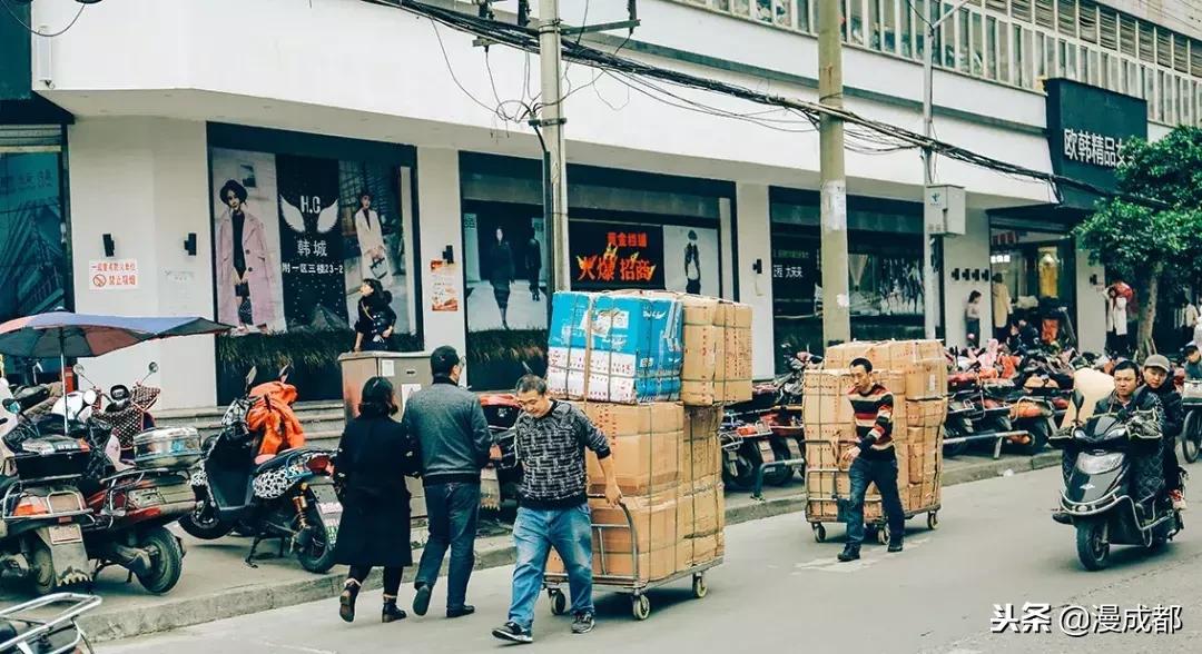 据说不来这里就白来成都，你一定没有见过这么魔幻又传奇的荷花池