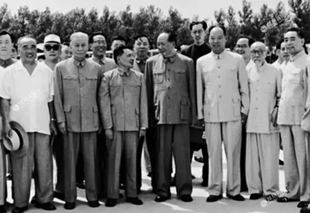 今天他115岁了，*小平邓**人生的40个瞬间