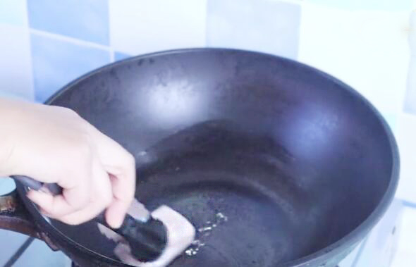 铁锅重新开锅的正确方法不粘锅,铁锅的正确开锅方法不粘锅