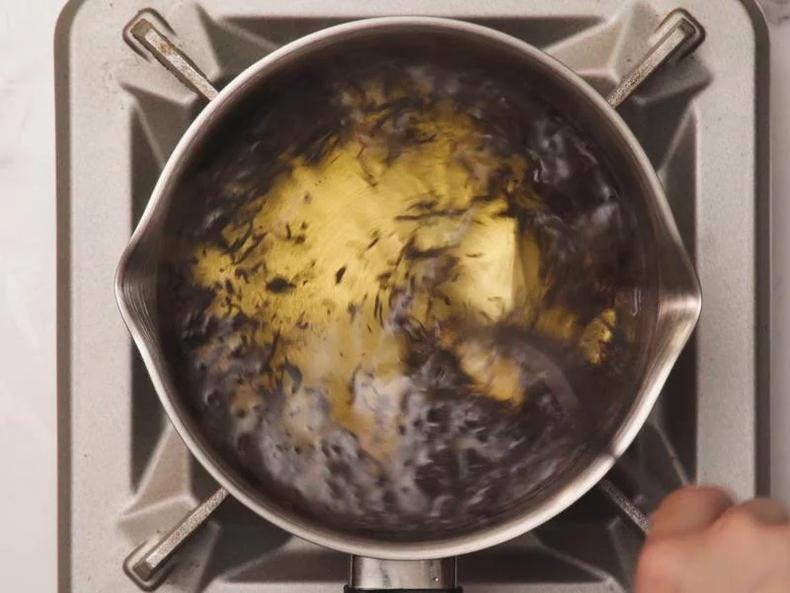 焦糖粘锅上了怎么洗掉,做焦糖奶茶一定要用不粘锅吗