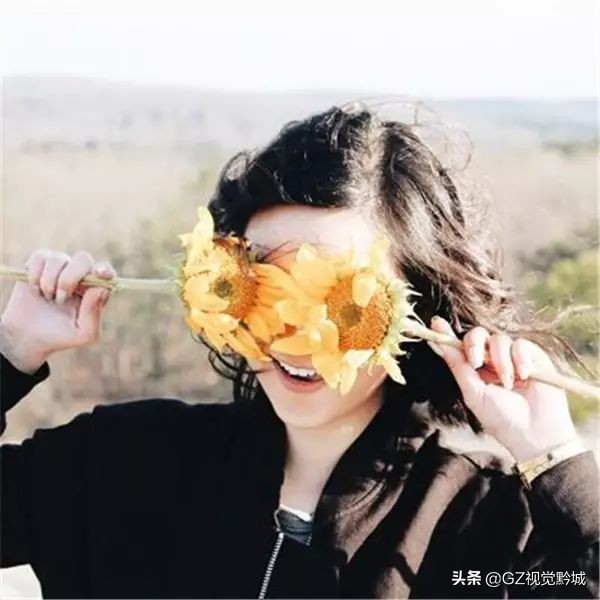 拍照时怎样克服不看镜头的尴尬感,解决拍照尴尬的技巧