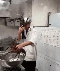 这只鹦鹉一直以为他是一只猴,所以每天都在重复做这个动作