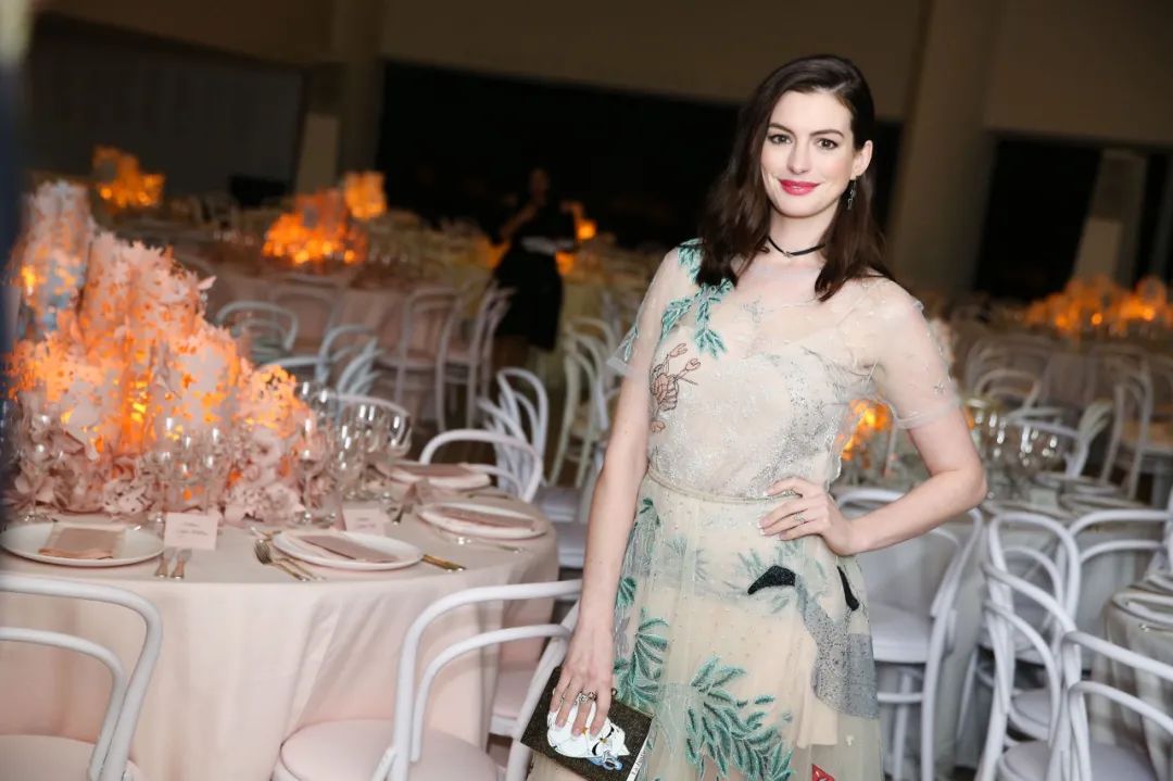 美国女明星安妮海瑟薇感情,安妮海瑟薇带孩子逛街状态