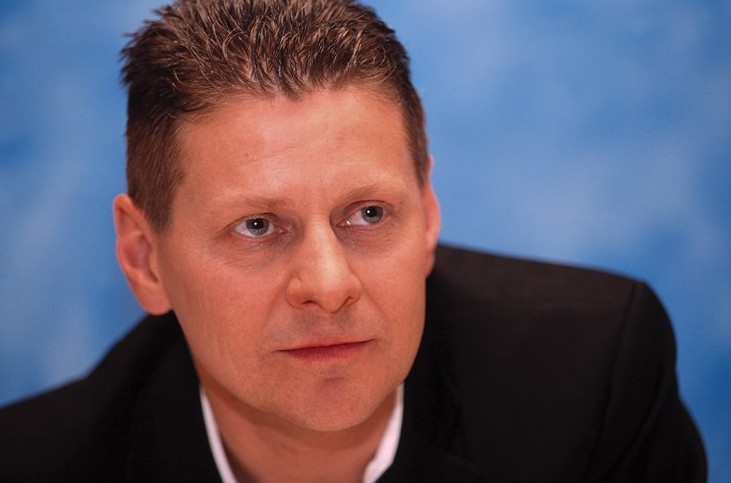 致命性感,“人造美女”被亿万人追捧,但竟无人发现她是假人!