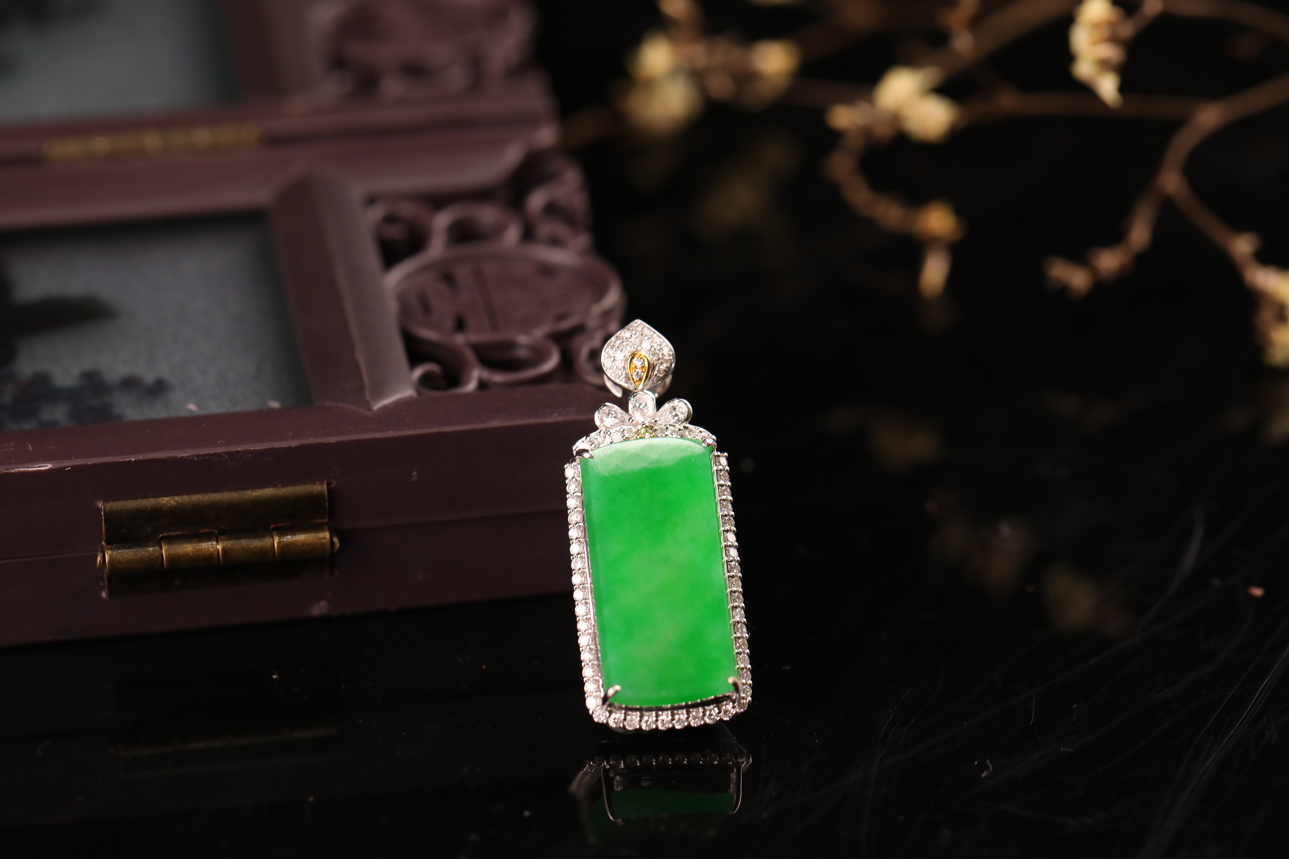 翡翠和玻璃鉴别最简单方法,翡翠用水测密度鉴别最简单方法