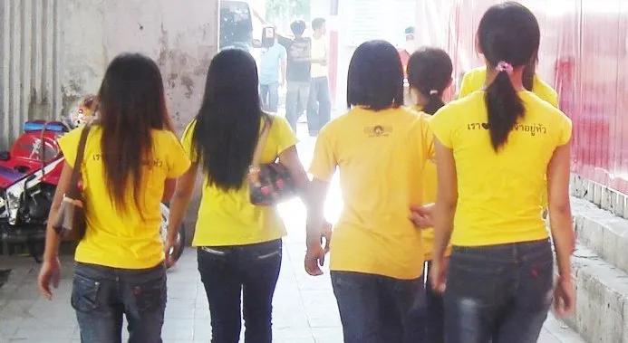 为什么泰国人要穿粉红色,去泰国为什么要穿红色衣服