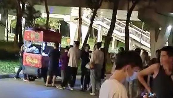 深圳最强臭豆腐摊：开豪车的食客与城管都在追它