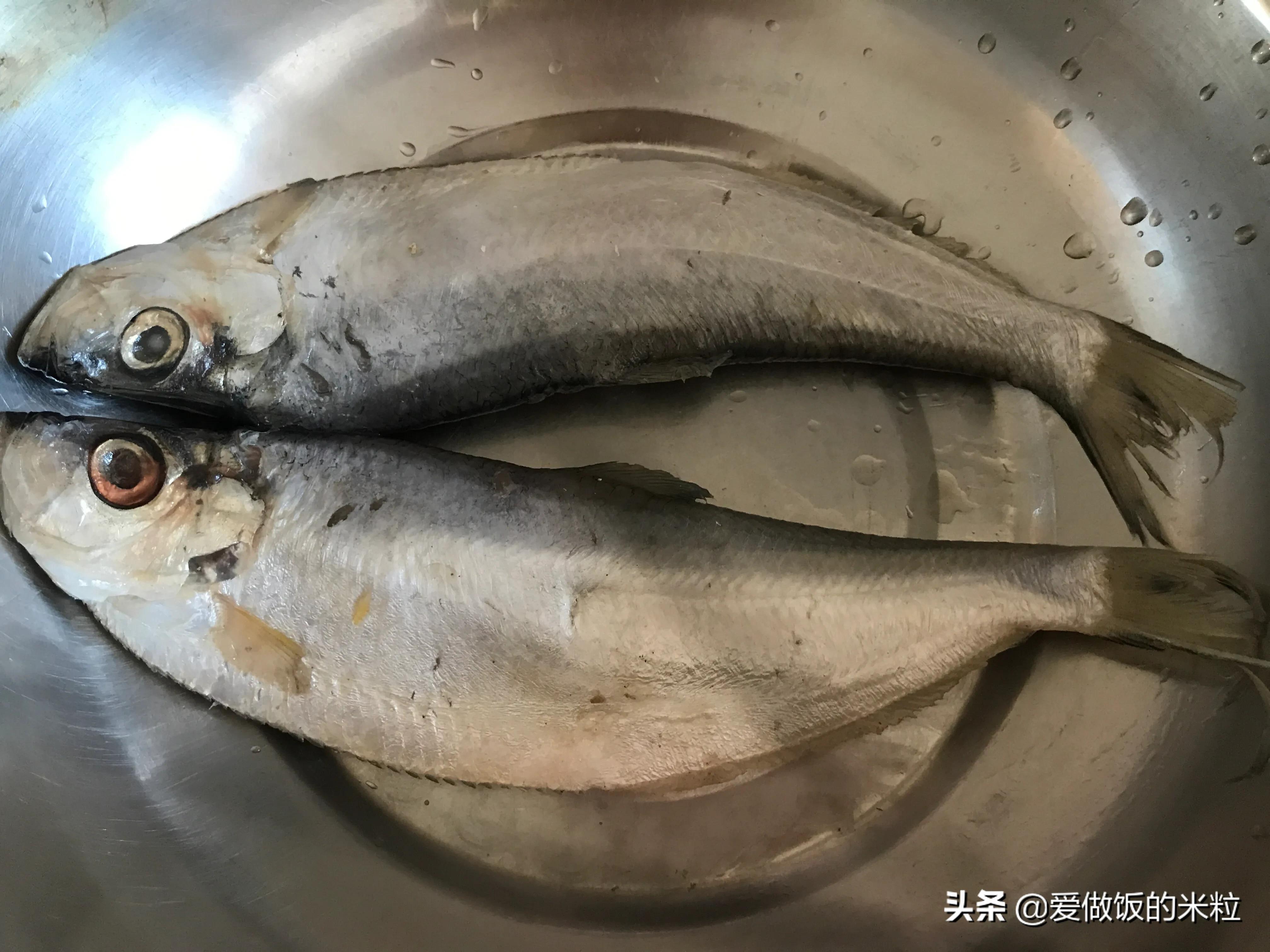 煎咸鱼的做法大全家常视频教程,煎鱼不煎糊的小窍门