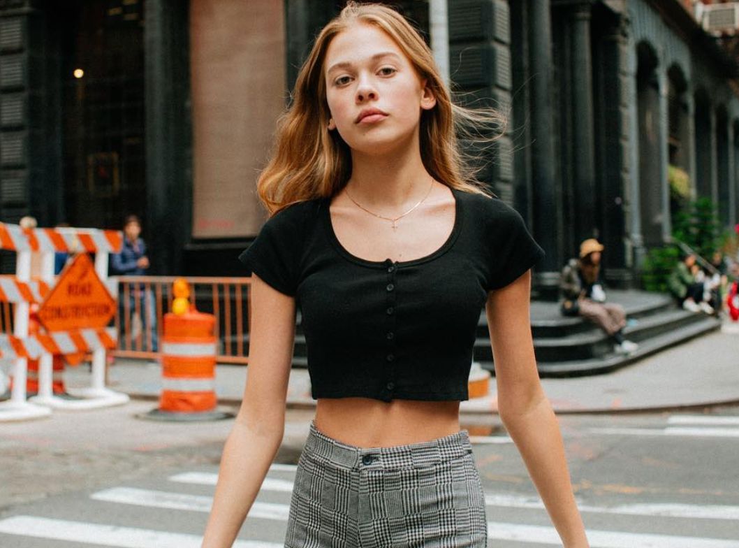 欧阳娜娜沉迷校服,欧阳娜娜优衣库水桶包