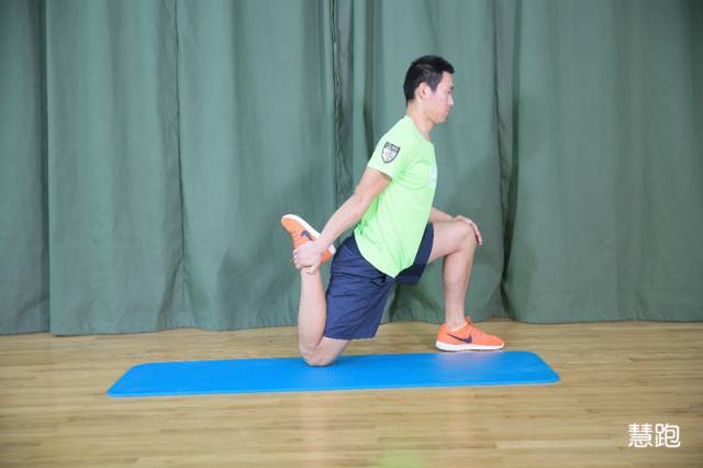 小臂拉伸细节,跳绳热身拉伸动作细节