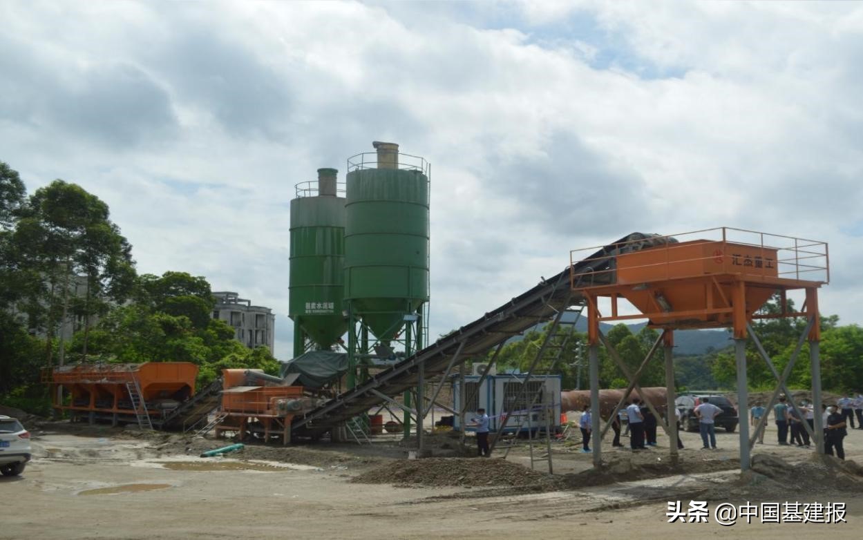 江西一名男子被卷入搅拌机后死亡,工人操作不慎卷入搅拌机身亡