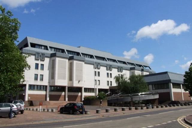 加拿大1米4男子喜爱变装成老太，多次在外猥亵骚扰未成年女孩