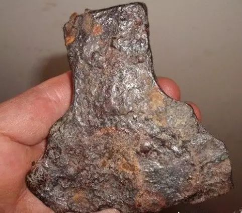 玄铁重剑中的玄铁是什么构造,玄铁重剑是纯玄铁吗