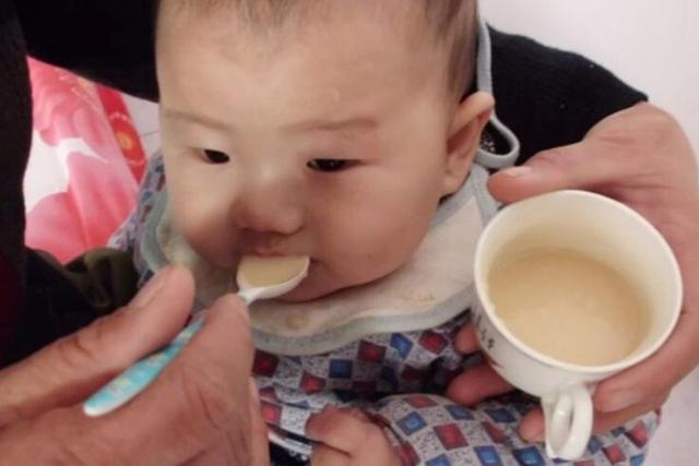 宝宝第一口辅食米粉注意事项,第一口辅食米粉需要很稀吗
