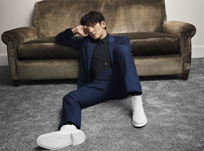 池昌旭代言CK穿凉拖出镜!这位哥真的有三十多岁?怕是冻龄了吧