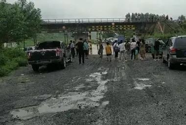 路面积水亟待处理,道路积水淤泥怎么解决