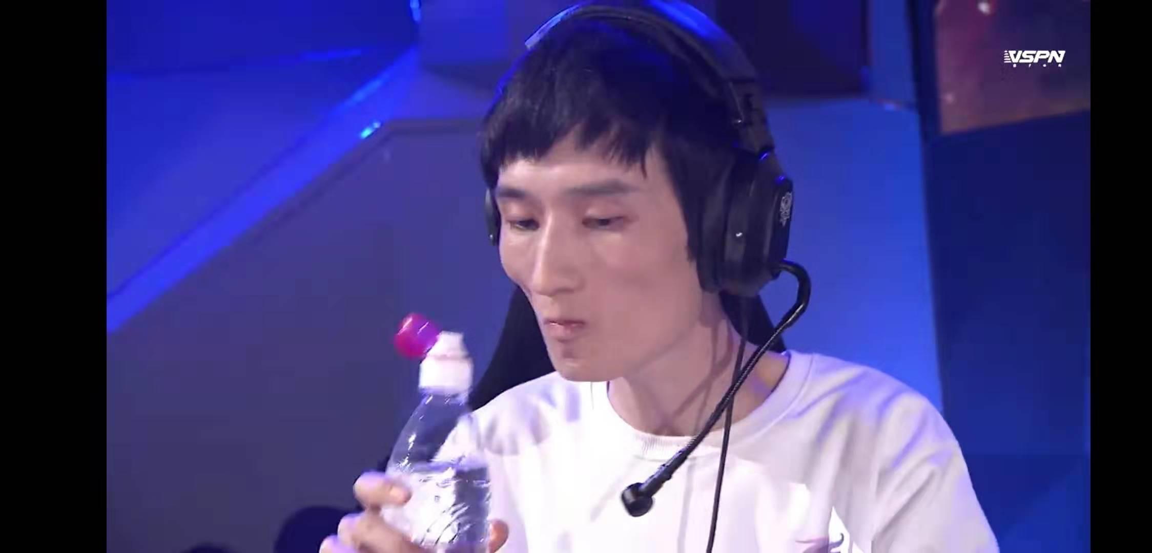 KPL预选赛，VV带领Vstar拿到两连胜，VV转型四号位，成了多面手