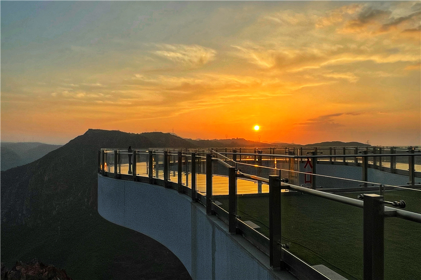 初夏河南,找寻童心,邂逅伏羲山的斜阳,一颗心萌化在云上牧场