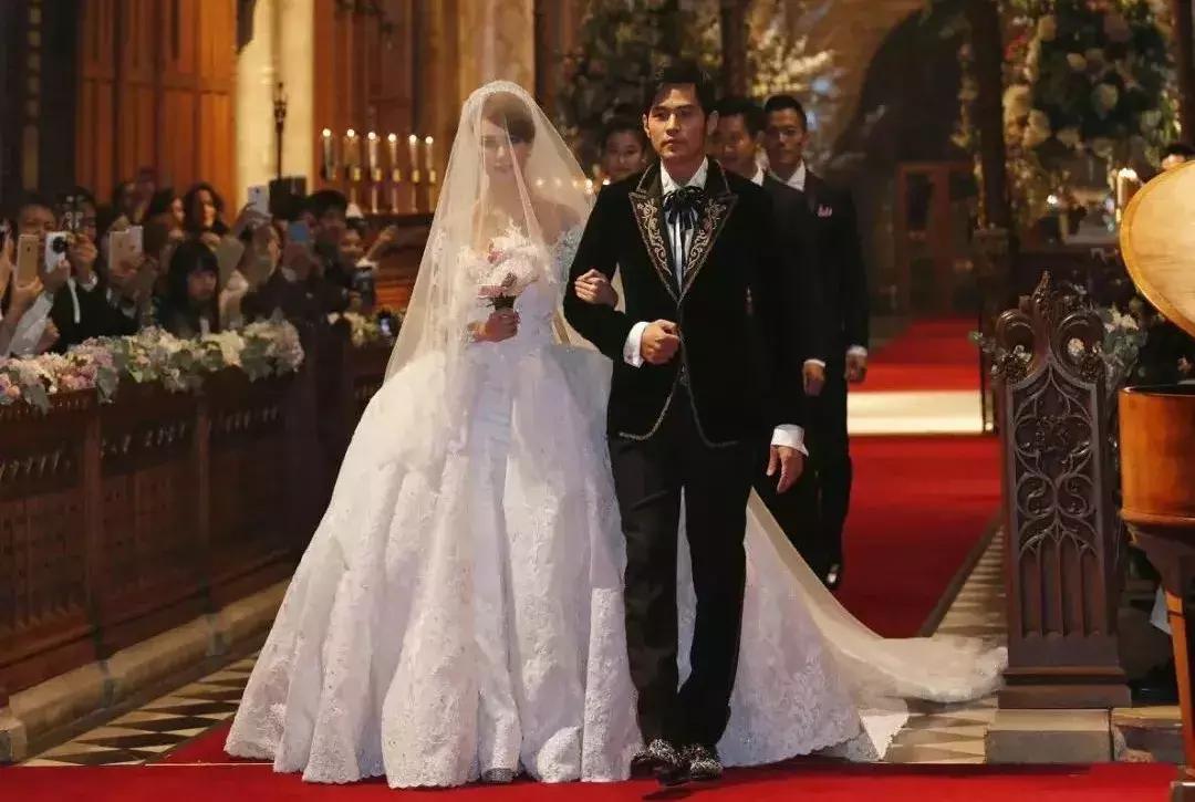 童话变现实！魔都宇宙级城堡婚礼，比爱丽丝仙境还美！