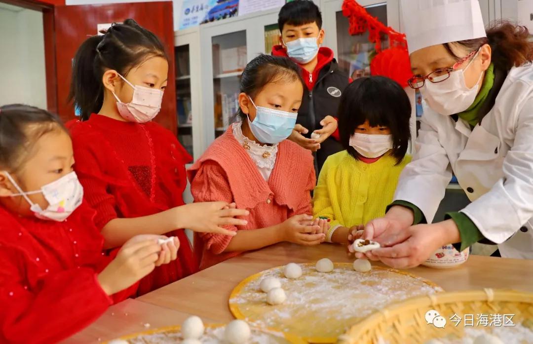 中秋节月圆之时家人团聚吃月饼,月圆人团圆不用等待的团聚更美味