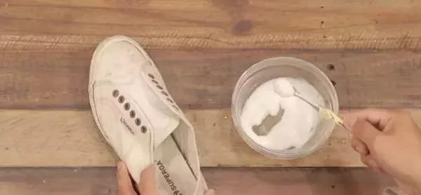 鞋子后面的拉环是干什么,鞋子后面的小拉环干什么的