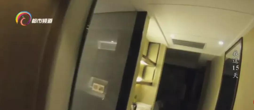 在机场和家人告别,在机场被救护车带走隔离的视频