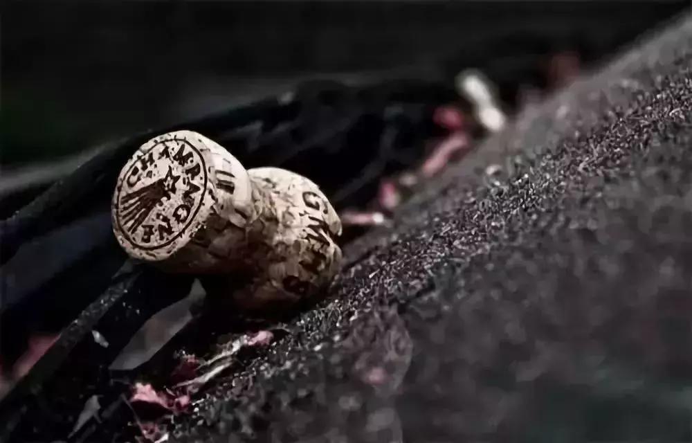 为什么香槟的瓶塞需要用铁丝固定,香槟的瓶塞是几层闭合式设计