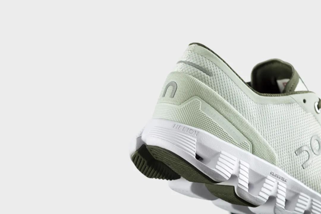 刘嘉玲穿运动鞋,54岁的刘嘉玲穿运动装登山