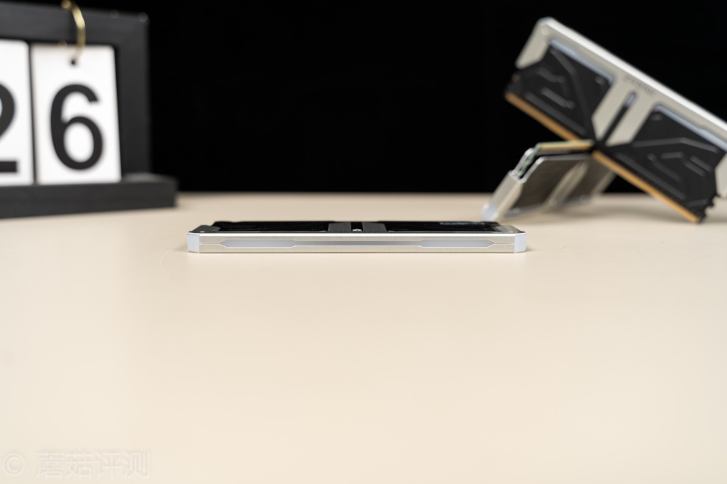 颜值和性能都很能打、扎达克SPARK台式机内存条评测