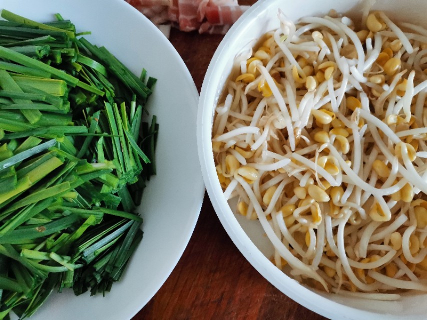 当韭菜邂逅黄豆芽,就变成了“黄鸟钻翠林”,居然是一道家常菜