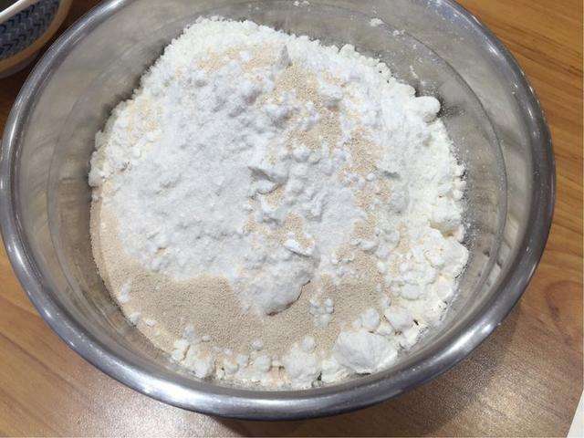 面点大师炸油条视频教程,把油条炸得又酥又脆的方法