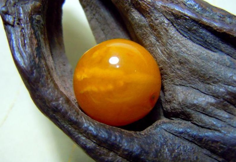 蜜蜡与琥珀的区别在哪里,蜜蜡和琥珀哪个更值得收藏