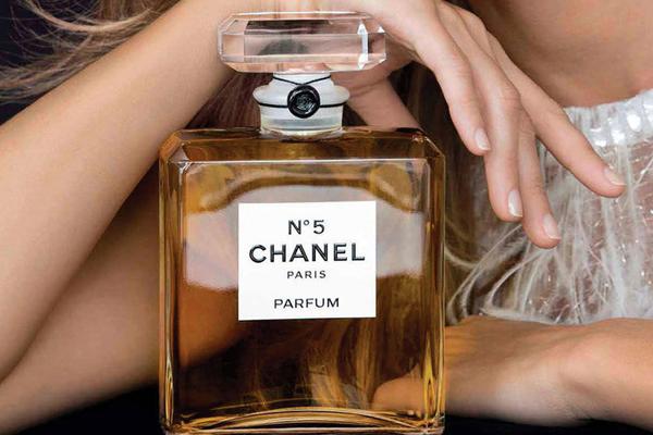 香奈儿5号哪款最好,香奈儿5号白色和淡黄色哪款好闻