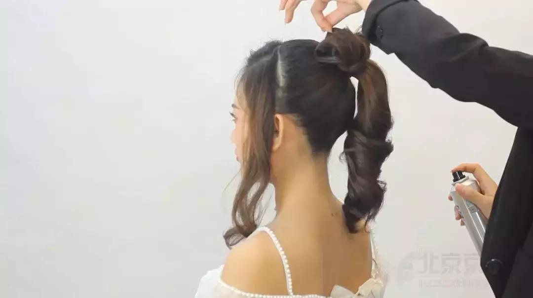 新娘盘发教程简单又好看,教你一款简单易学新娘造型盘发