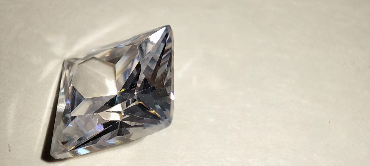 有人能看出来锆石和钻石的区别吗 (锆石是不是钻石)