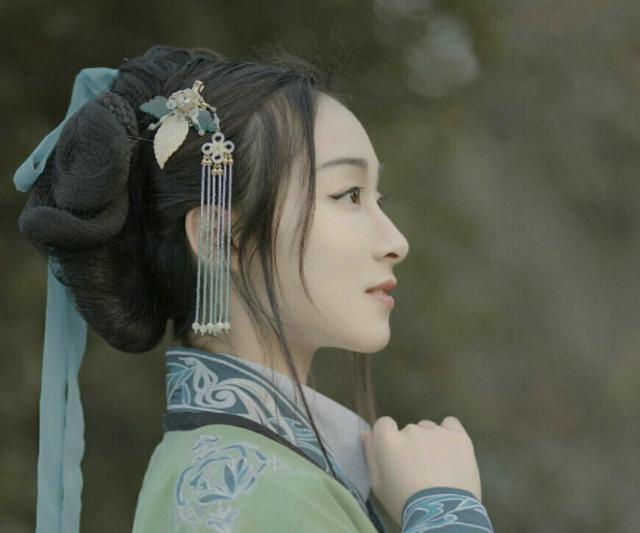 她买十万个超市塞满空间，末世前她穿成小寡妇，富养8个待哺娃