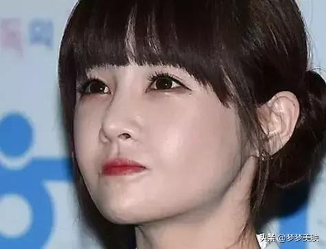 不仅丑还特别显老，男人看了都反感，化妆的女人注意了，别踩雷