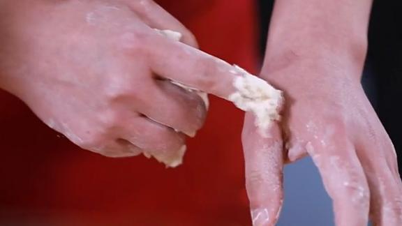 和面不粘手方法,和面不粘手技巧