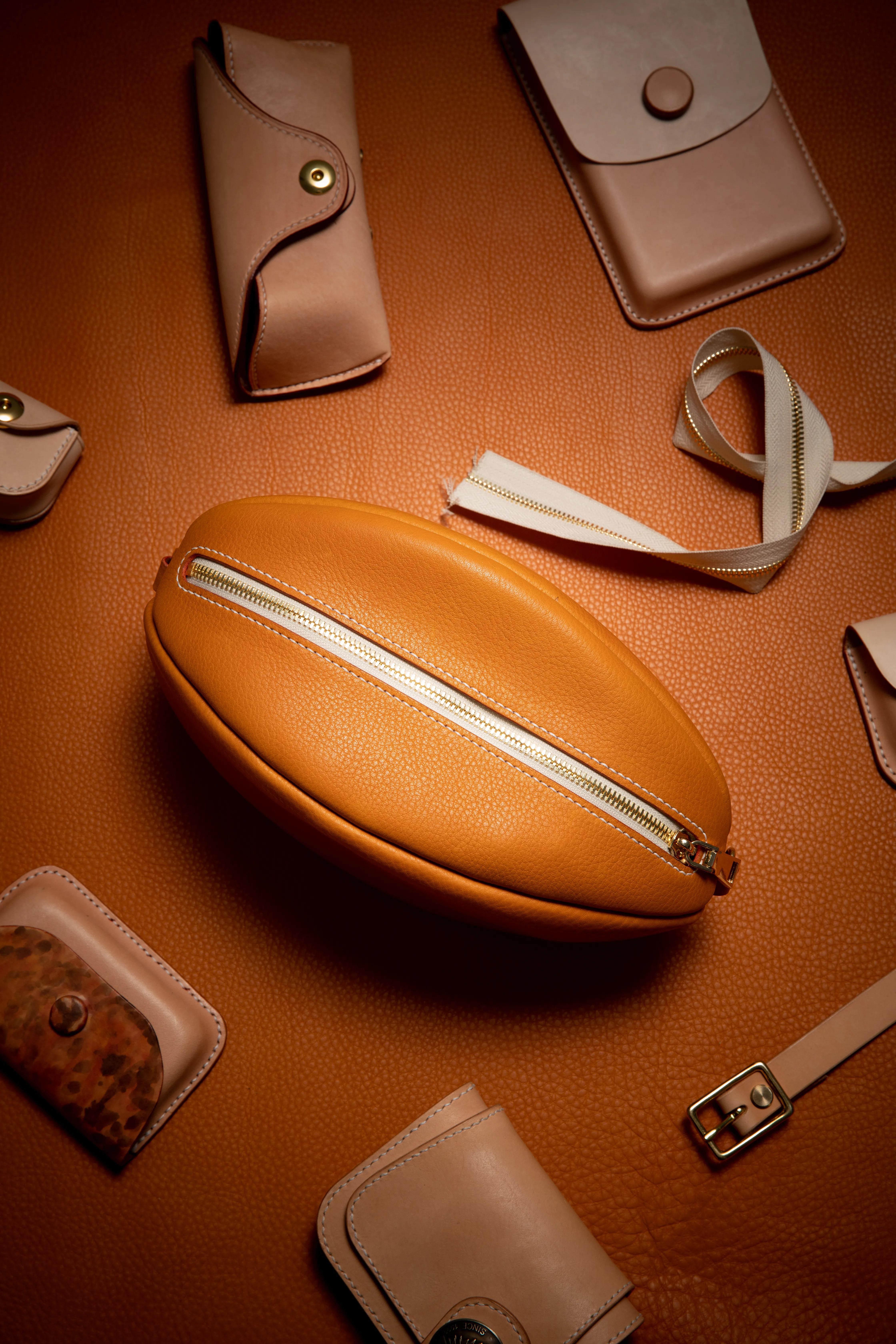 手工皮具橄榄球包制作,橄榄球型包包制作