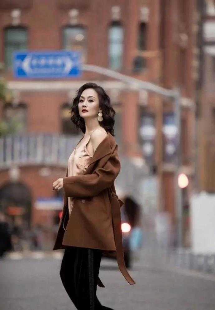 杨钰莹身穿黑色小西装打底晒美照,杨钰莹的这身穿搭就很有设计感