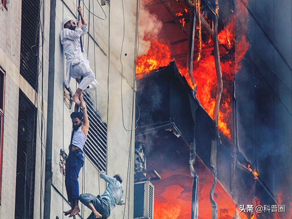 高楼火灾往上还是往下,高层建筑发生火灾该怎么办