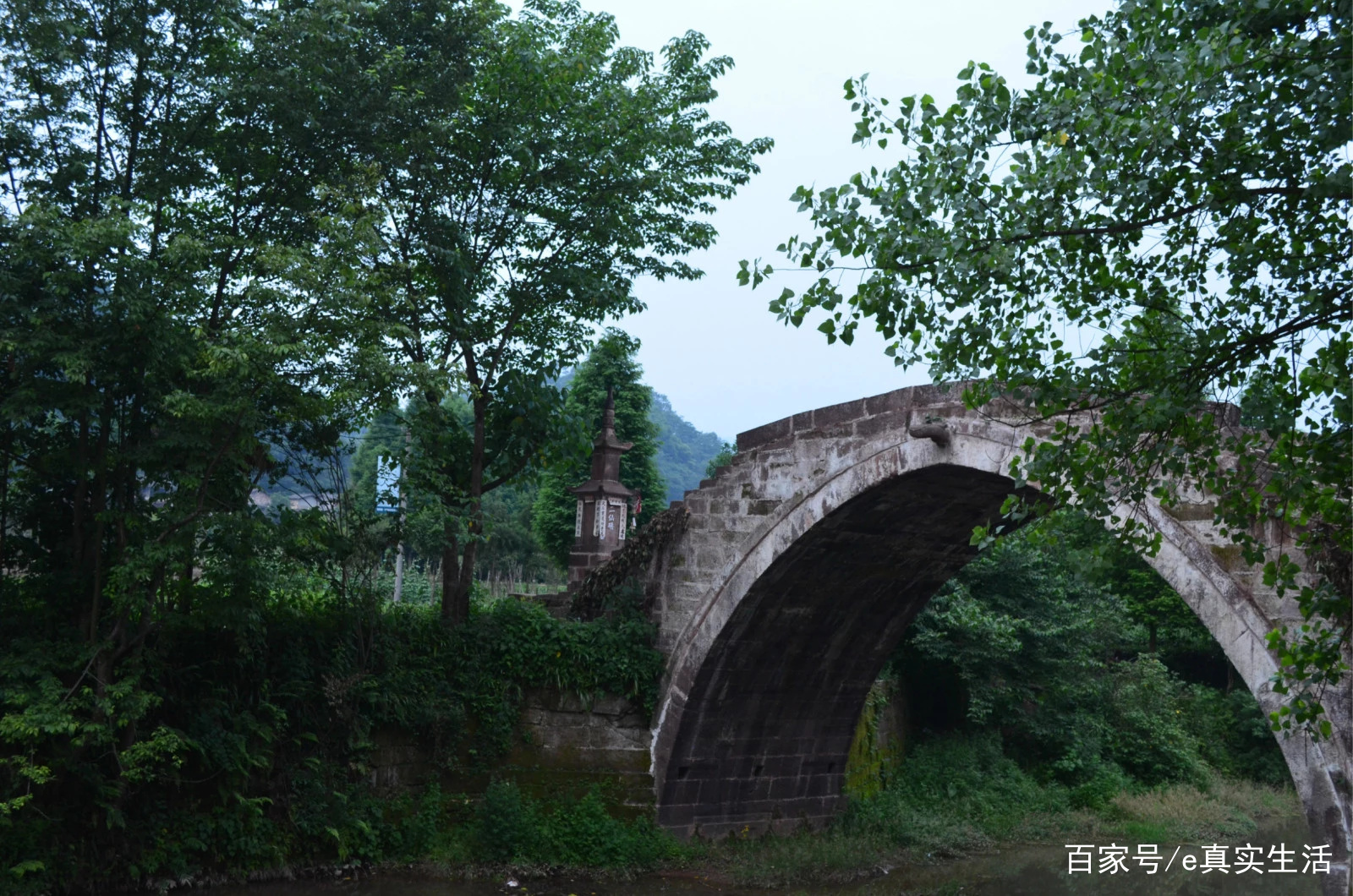 上里古镇，一个名副其实的古镇，人很少，跟丽江大研古城有的一比